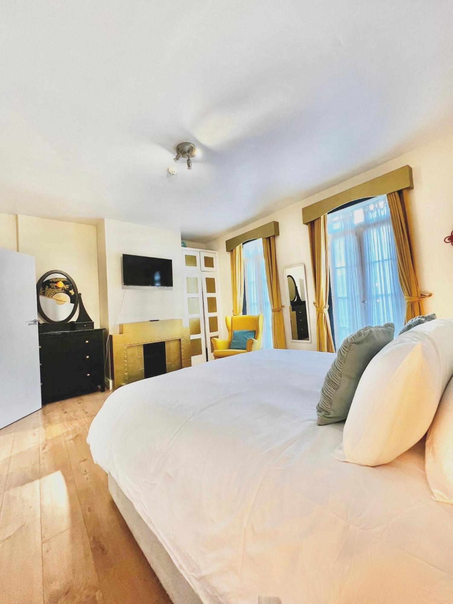 Rare Find - Spacious Studio In The Heart Of Soho London