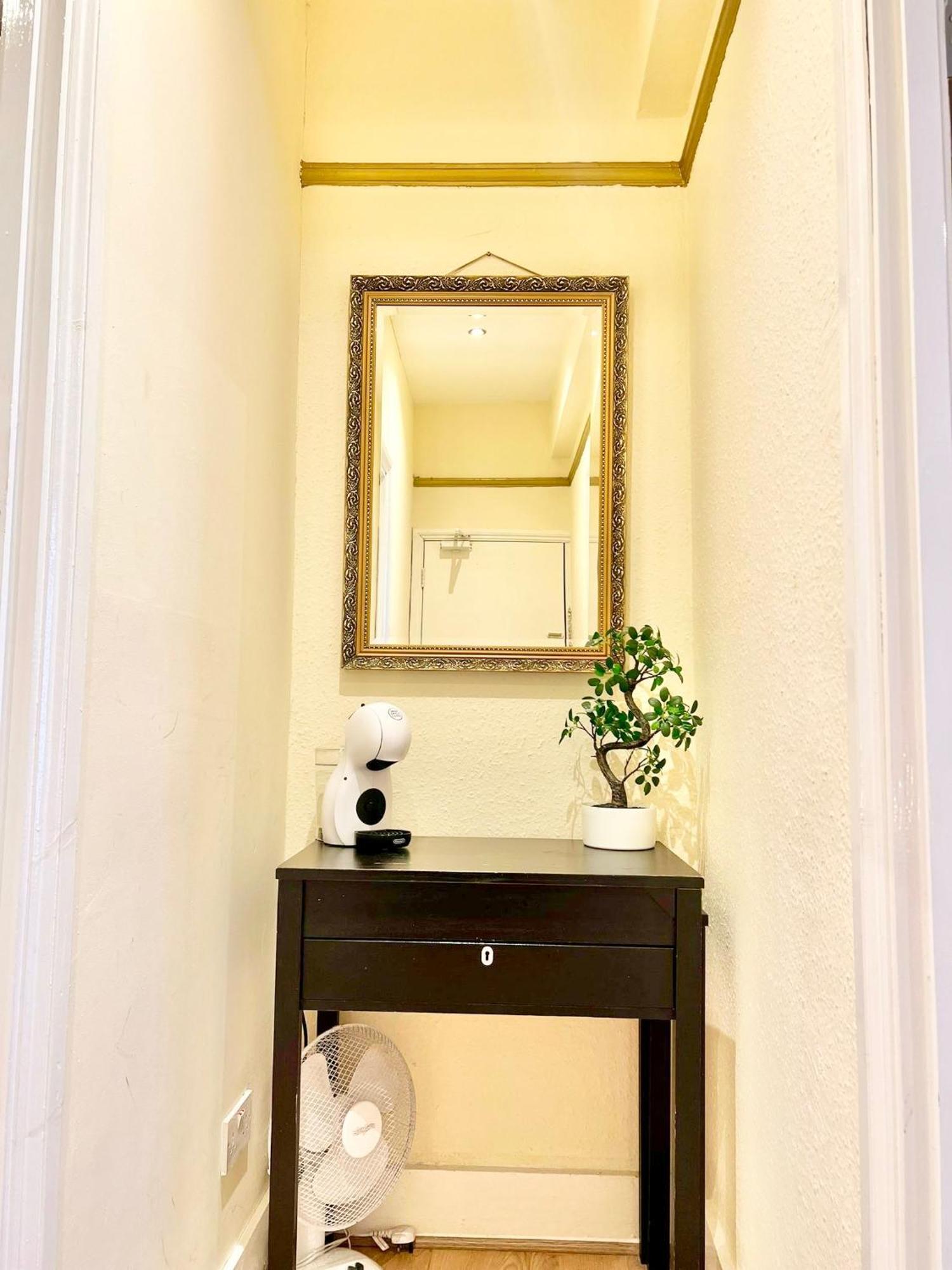 Rare Find - Spacious Studio In The Heart Of Soho Apartment