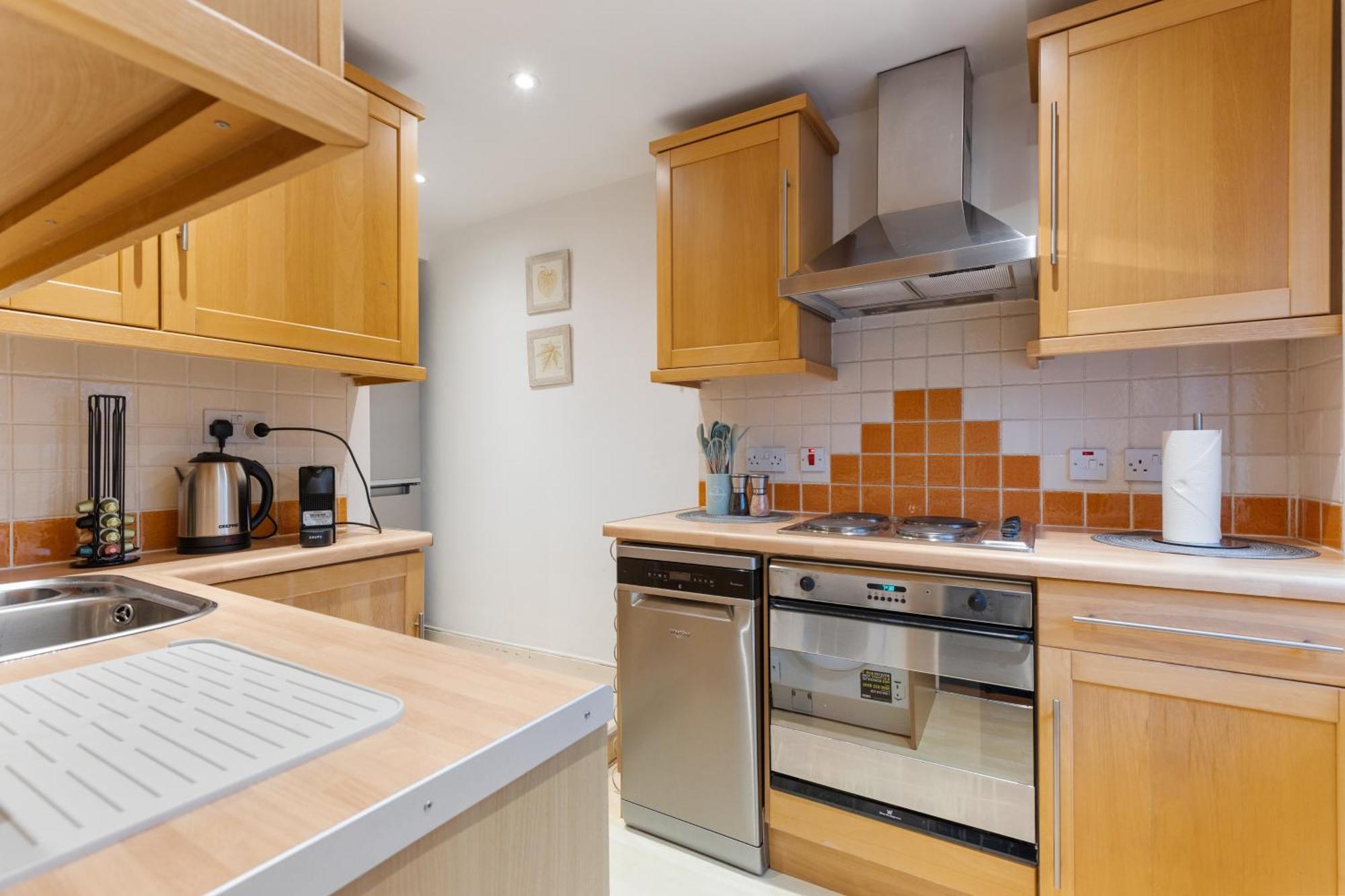 Heavenly Stays, Knightsbridge, Stylish 2-bd Escape Apartment