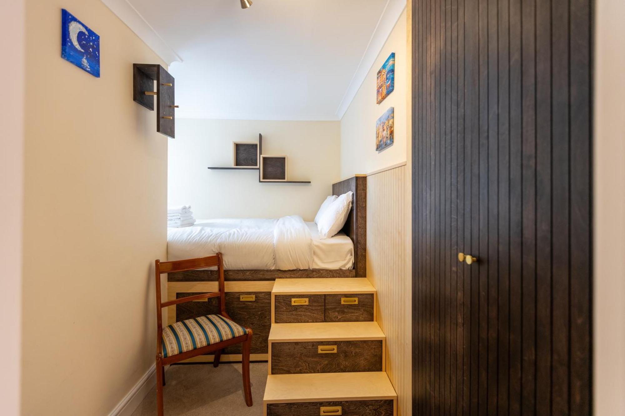 Modern 1 Bed Flat Buckingham Gate Apartment London