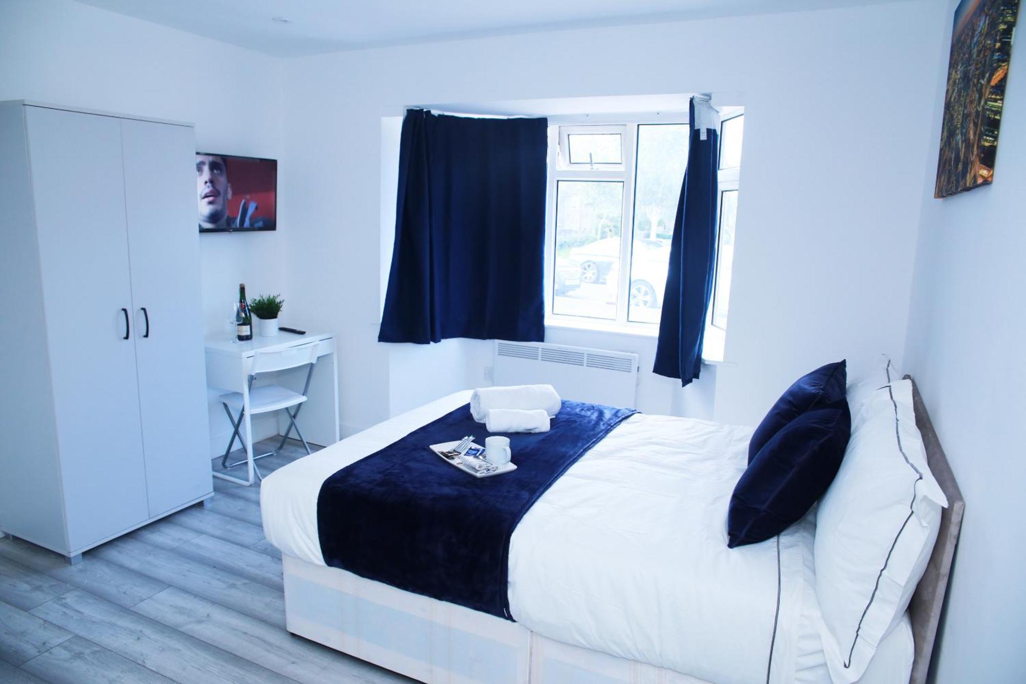 Lovely With Free Parking On Premises. * London