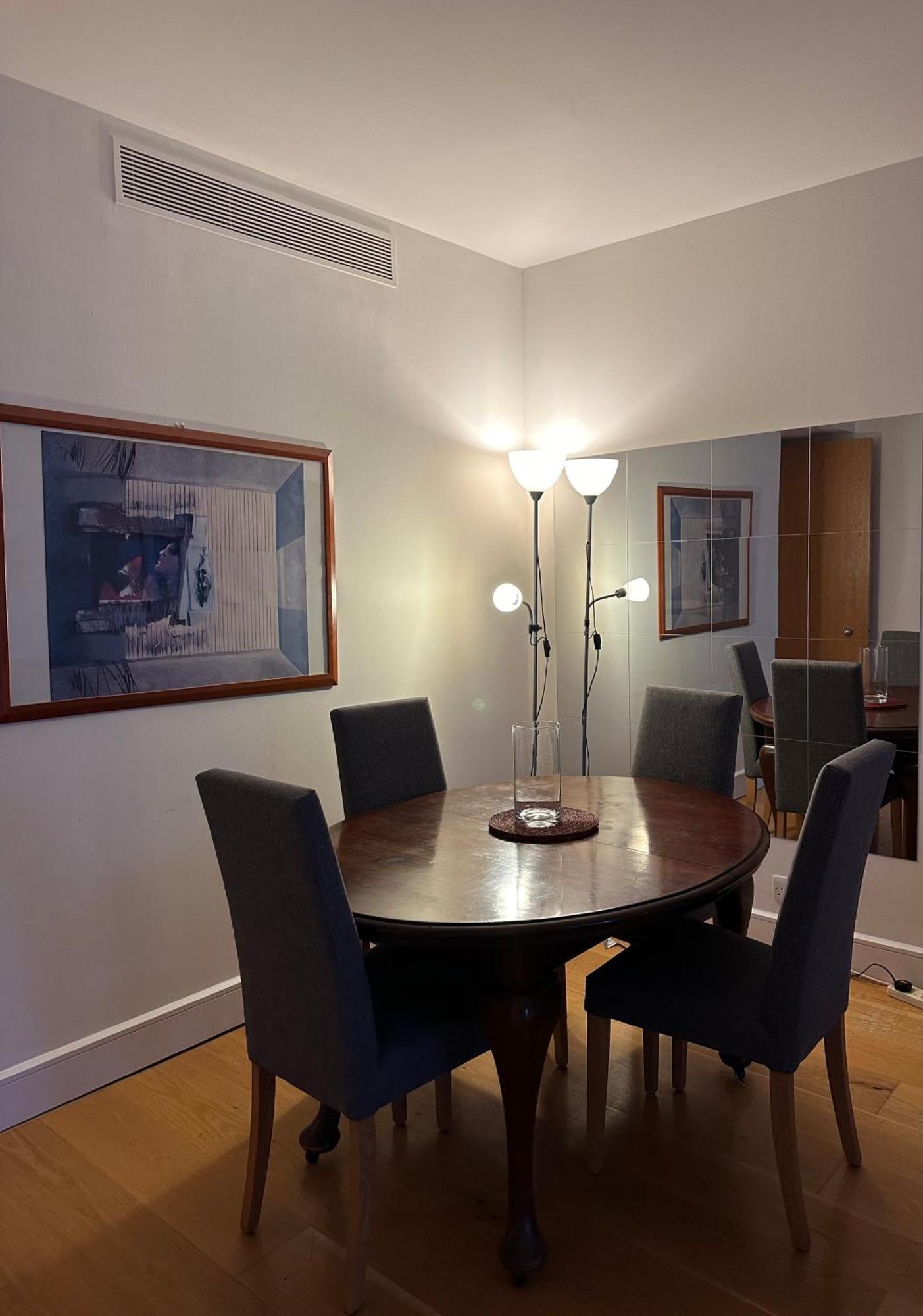 Spacious One-bedroom In Canary Wharf Appartement Londen
