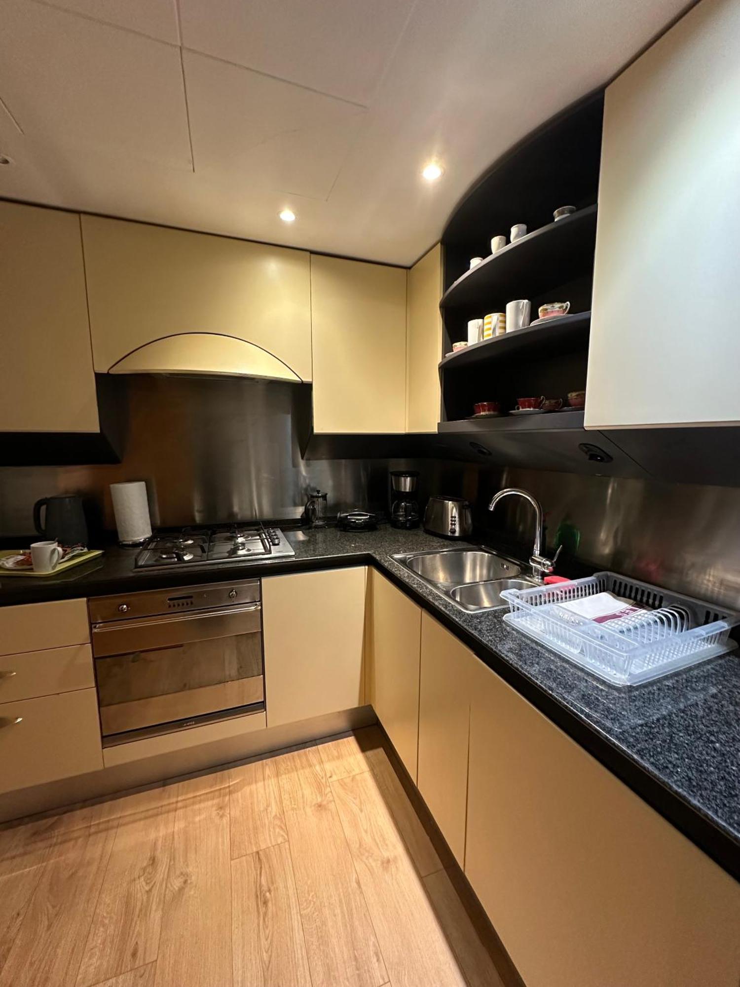 Spacious One-bedroom In Canary Wharf Appartement Londen
