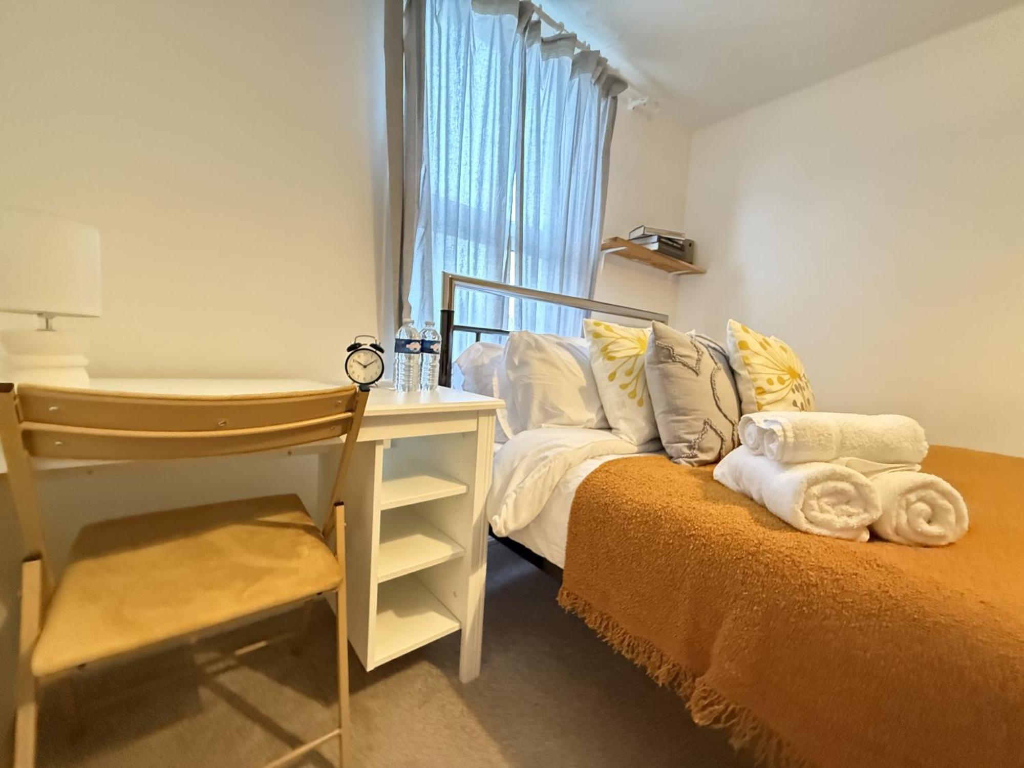 Spacious 3 Bedroom House Near London, O2, Excel, Stratford, Tube Station & Parking Available Ferienhaus