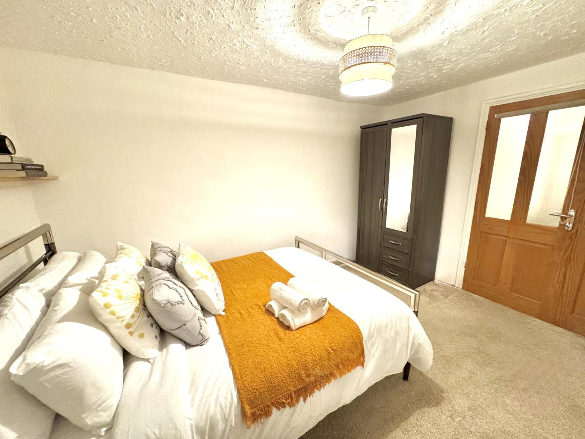 Spacious 3 Bedroom House Near London, O2, Excel, Stratford, Tube Station & Parking Available London