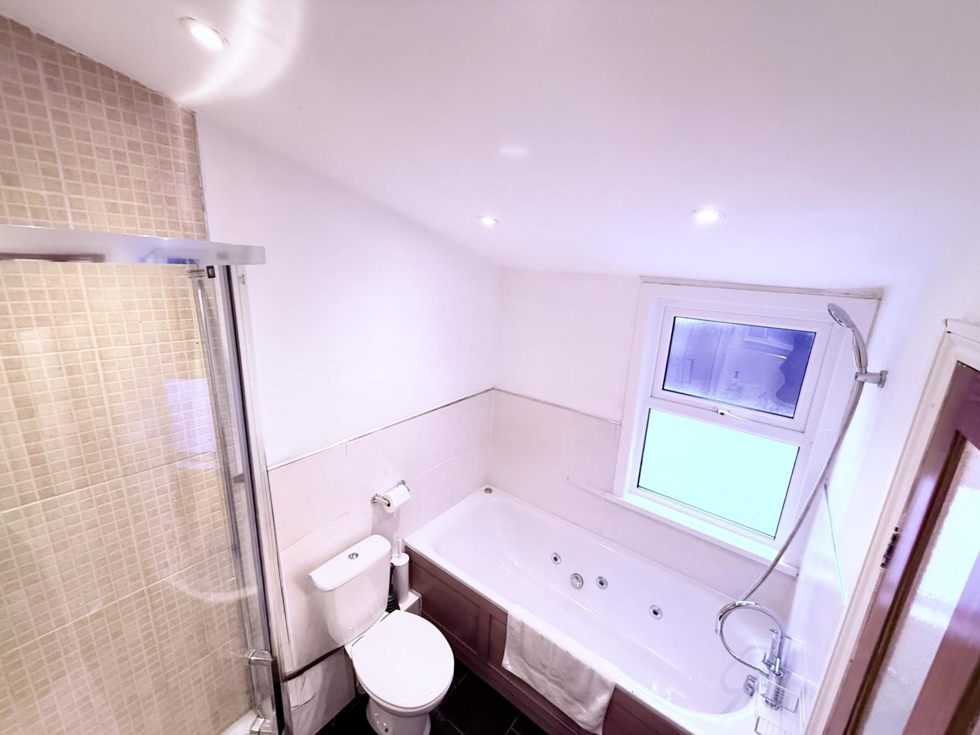 Ferienhaus Spacious 3 Bedroom House Near London, O2, Excel, Stratford, Tube Station & Parking Available *