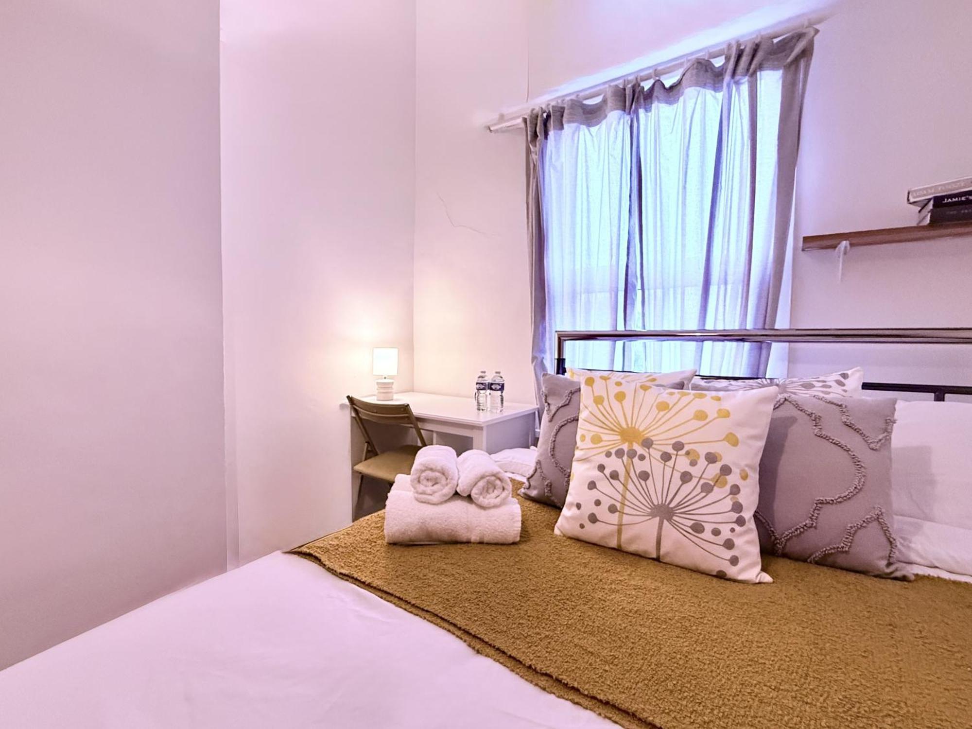 Spacious 3 Bedroom House Near London, O2, Excel, Stratford, Tube Station & Parking Available Ferienhaus London