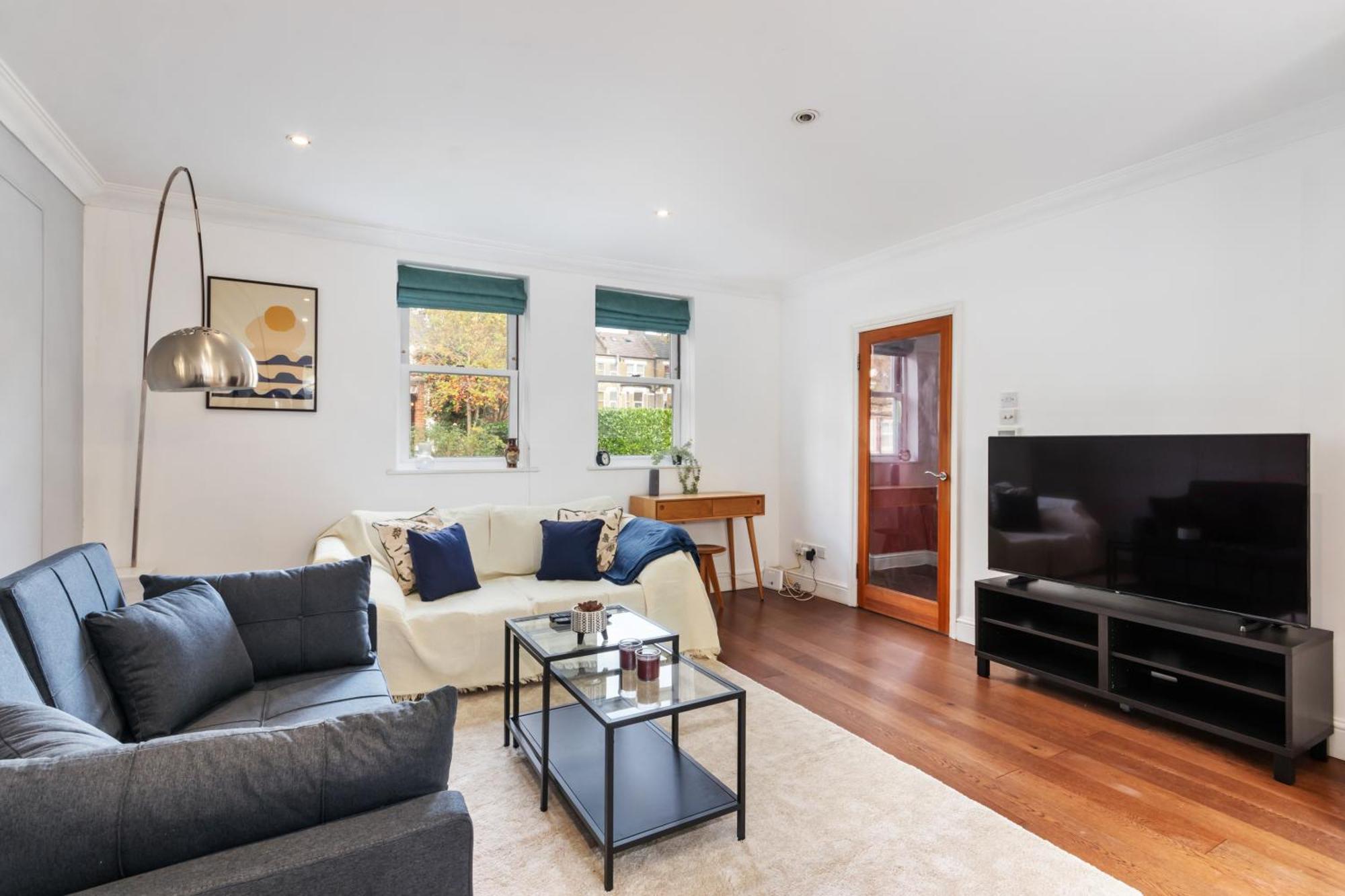 Apartment House With Private Parking Close To Borough Market & Tower Bridge! London