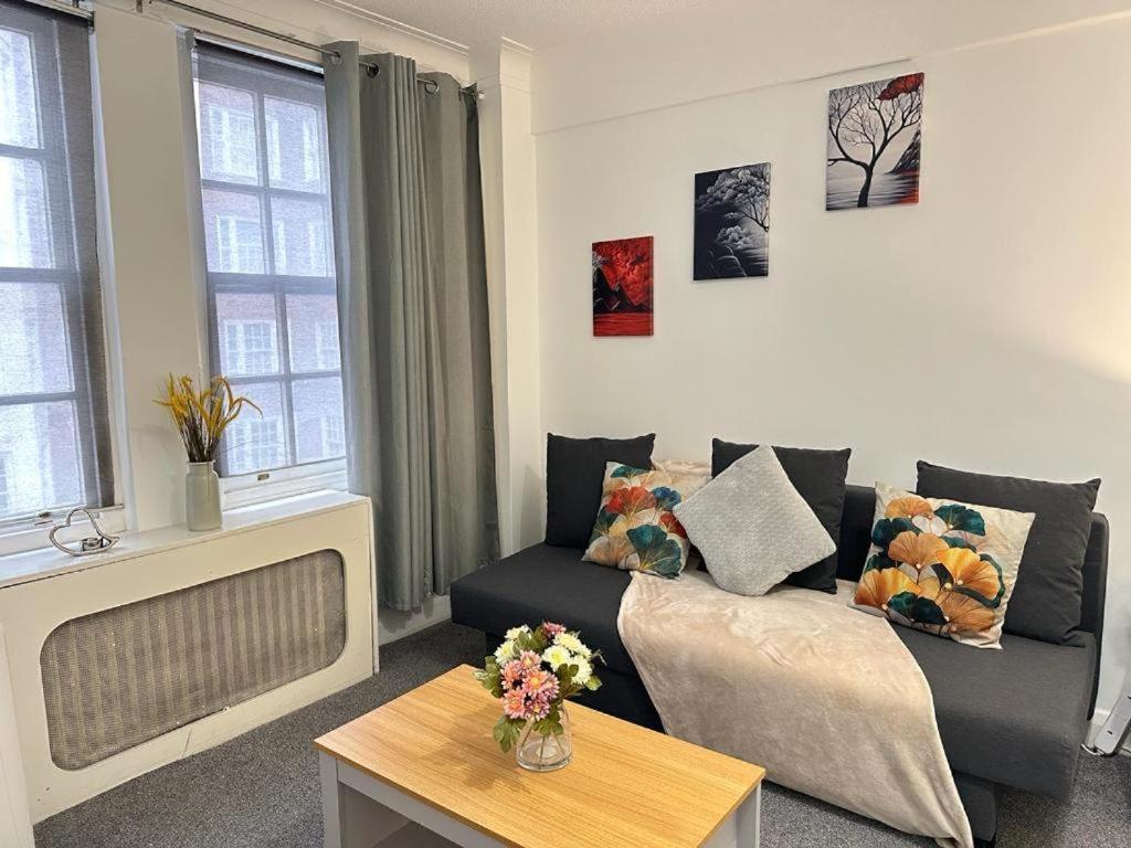 Park Lane Beautiful Family Apartment London