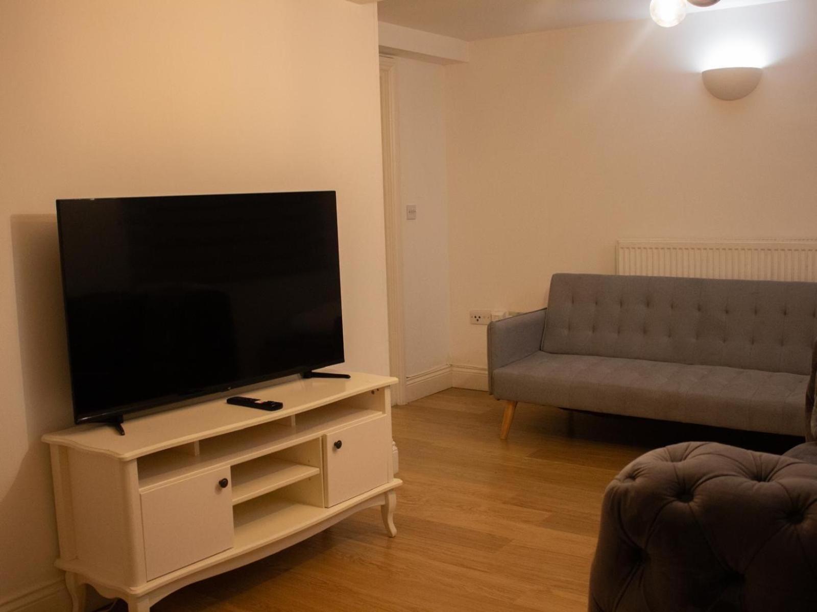 Spacious 2 Bedroom In Woolwich 15 Minutes To 02 London