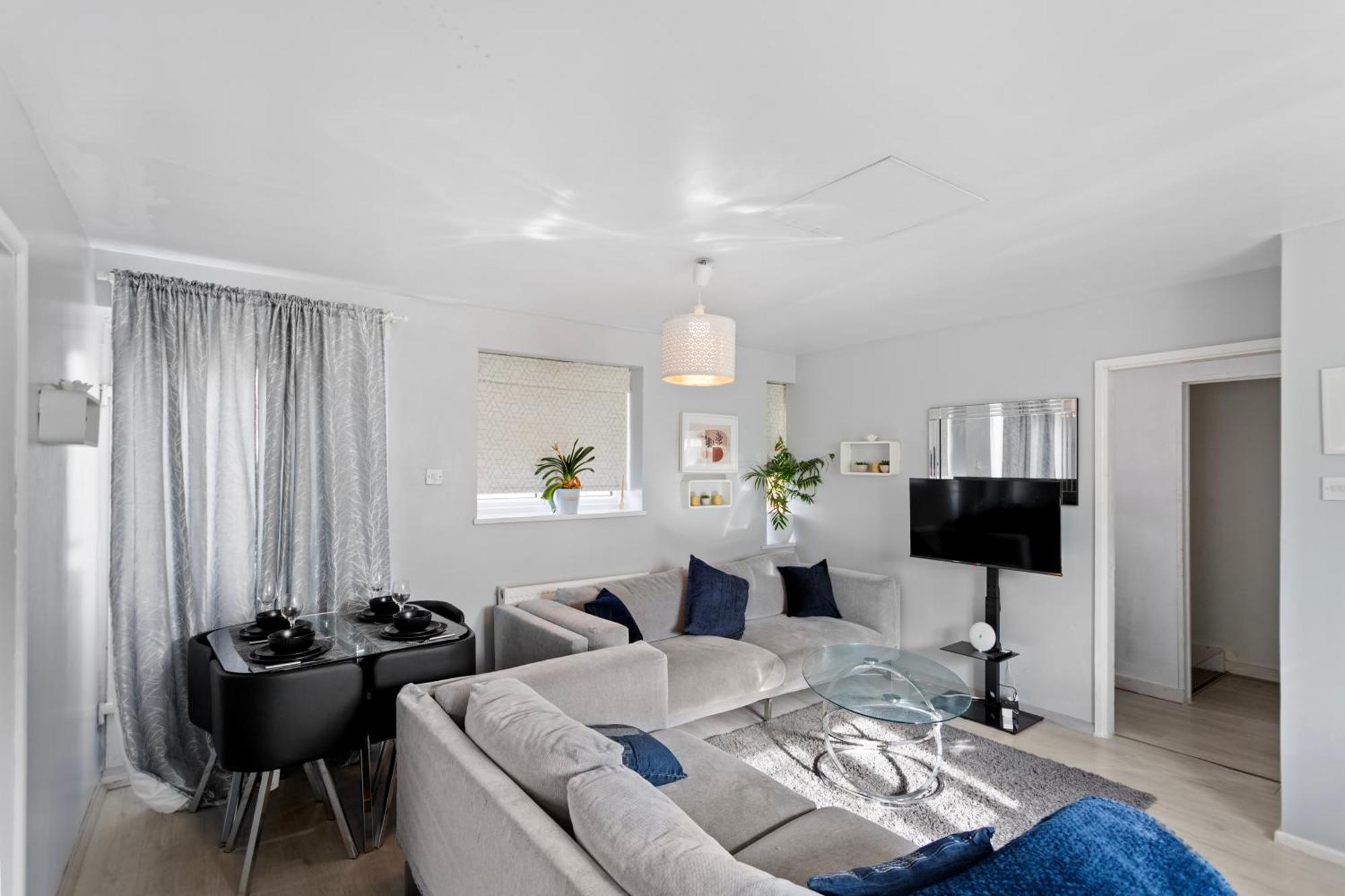 Holiday home 3 Bed W 2 Bathrooms &free Parking Sleeps 6 London