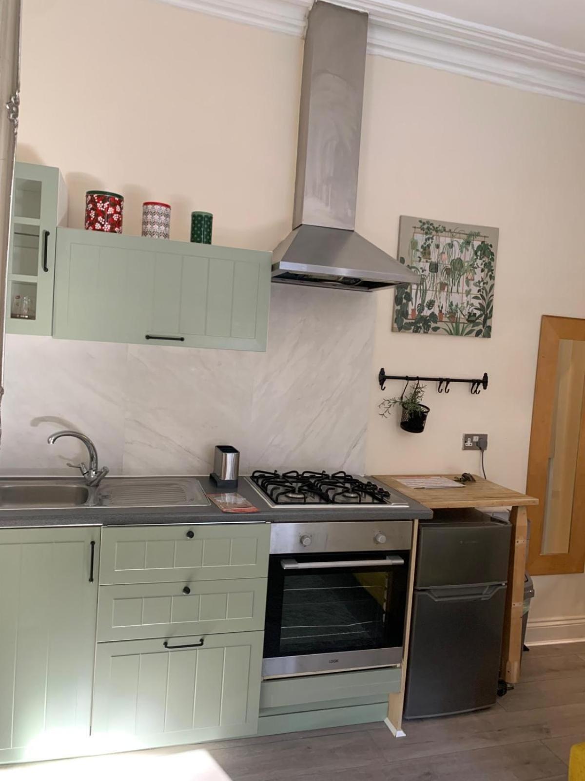 One Bedroom Newly Refurbished Flat Apartment *
