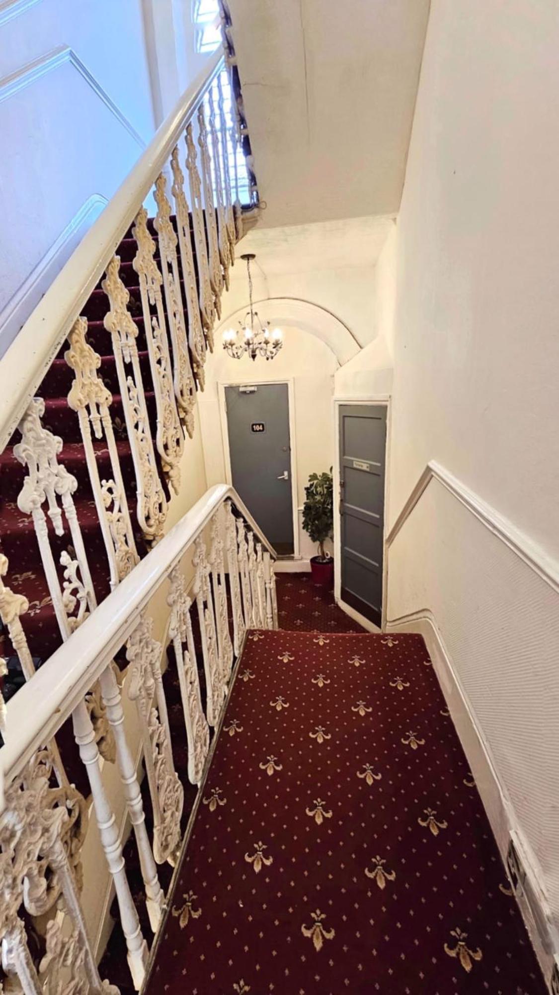 Hyde Park Court Hotel 2*