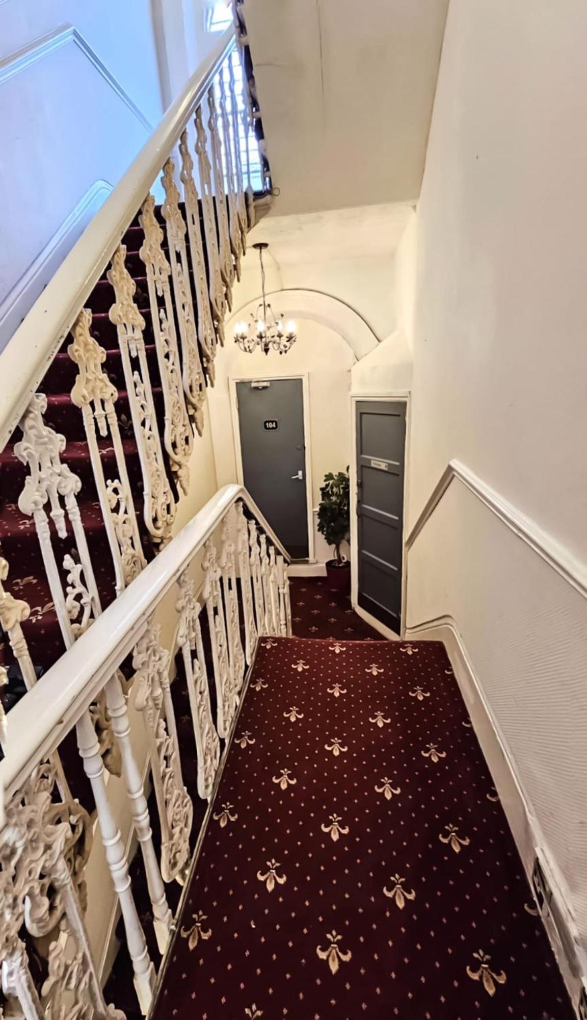 Hyde Park Court 2*