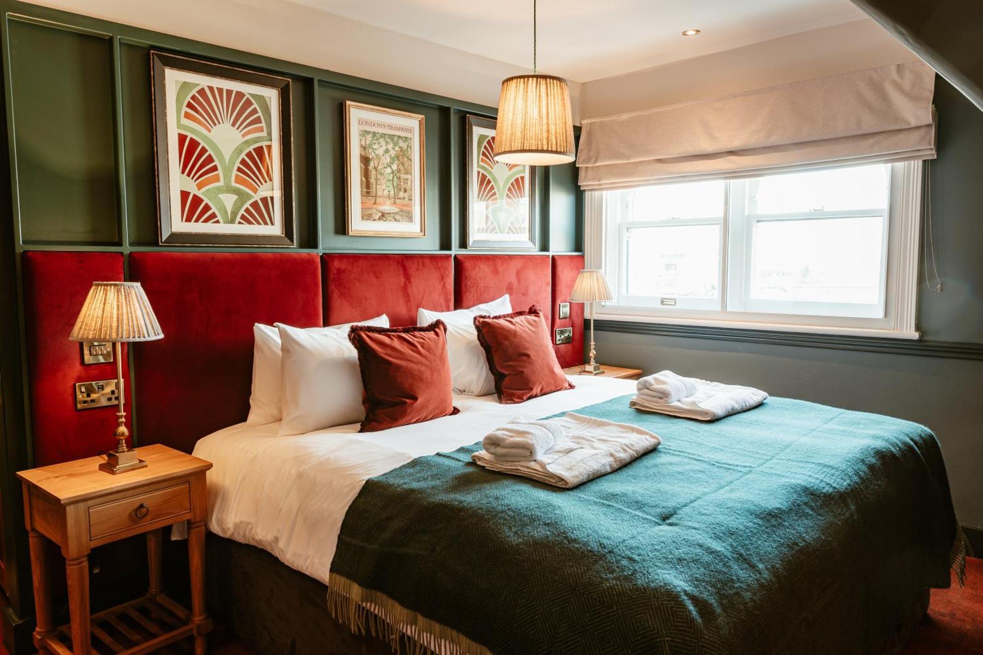 Hand & Flower Inn 3*