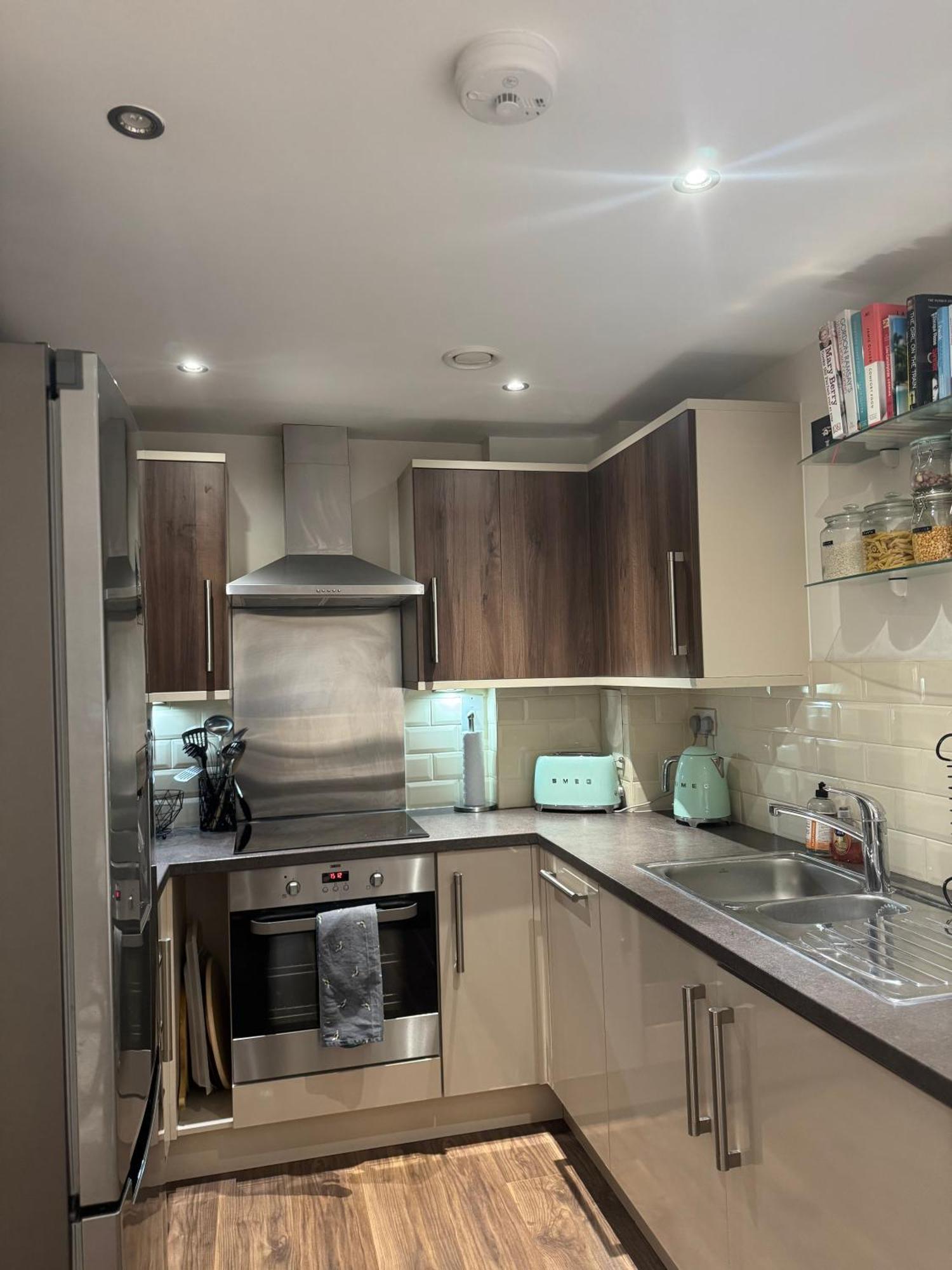 Modern & Stylish 1 Bedroom Apartment, Sleeps 4, Apartment London