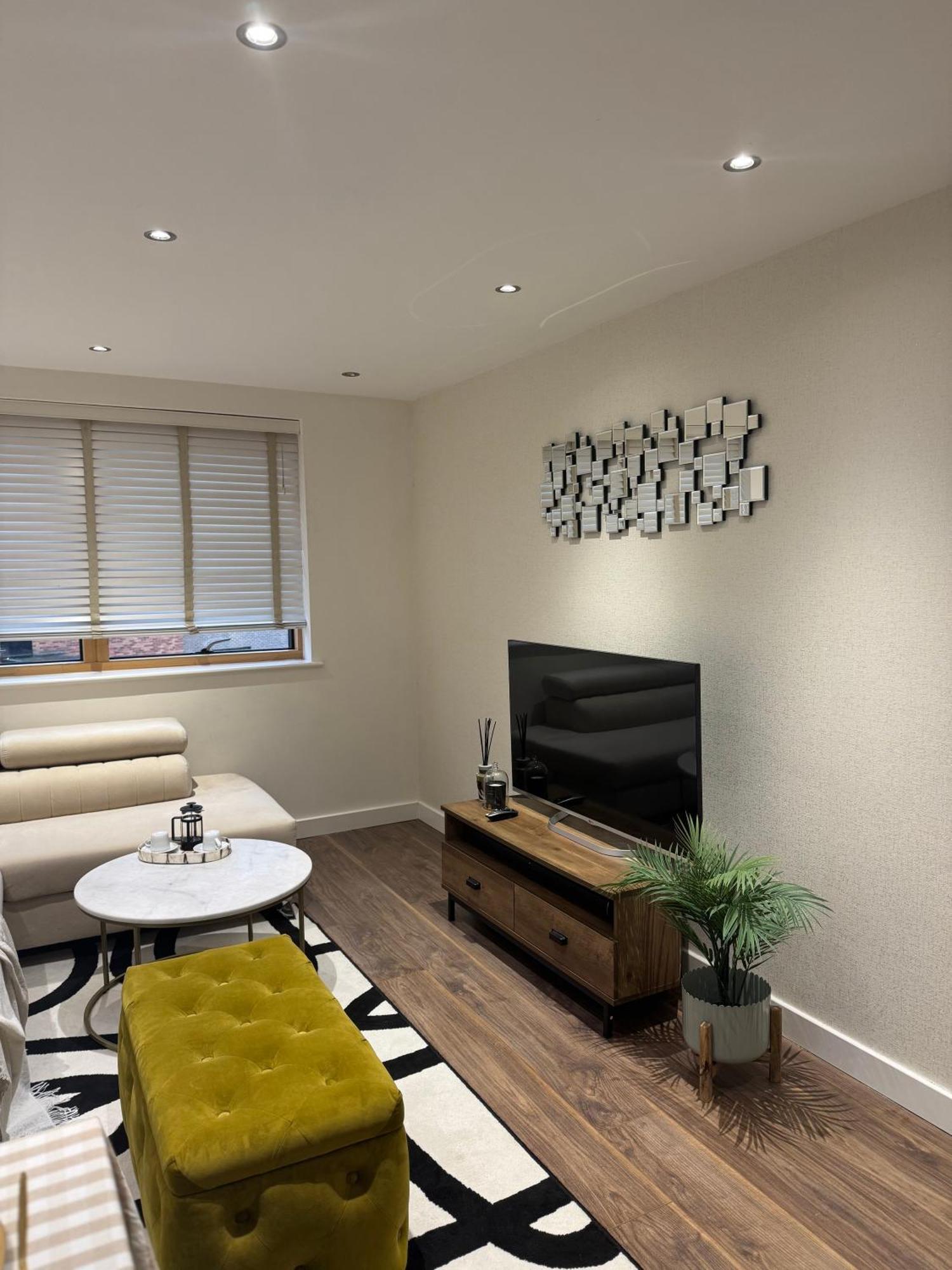 Modern & Stylish 1 Bedroom Apartment, Sleeps 4, Apartment *