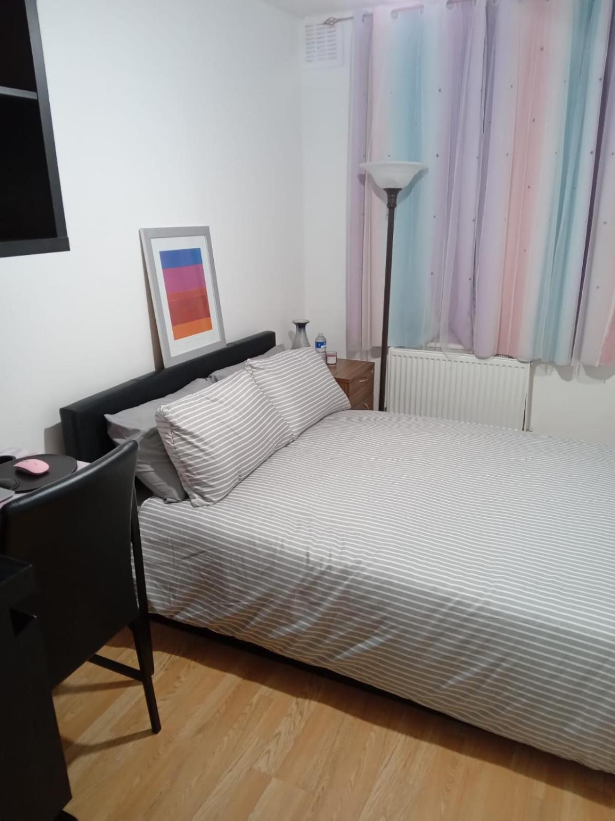 Homestay Exclusive Luxurious Double Bedroom In A Beautiful Shared Flat Close To Transit & Grocery Stores *