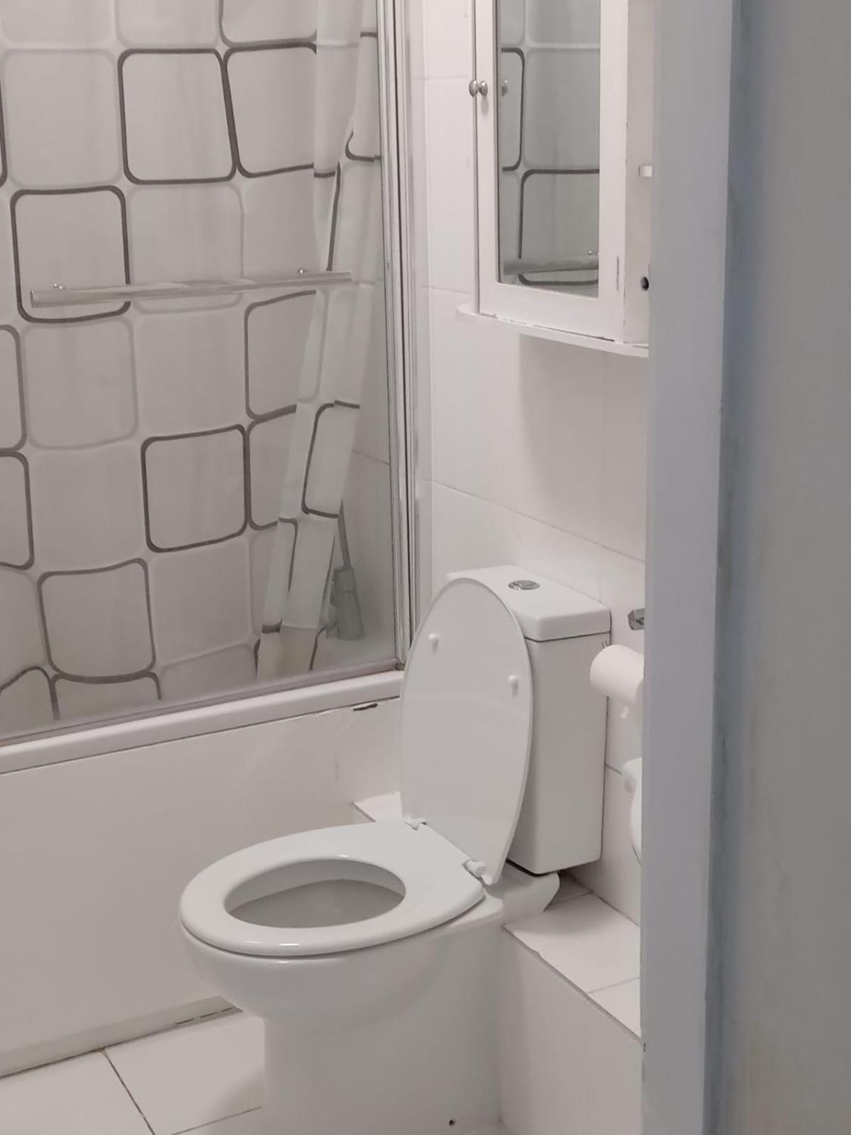 Homestay Exclusive Luxurious Double Bedroom In A Beautiful Shared Flat Close To Transit & Grocery Stores London
