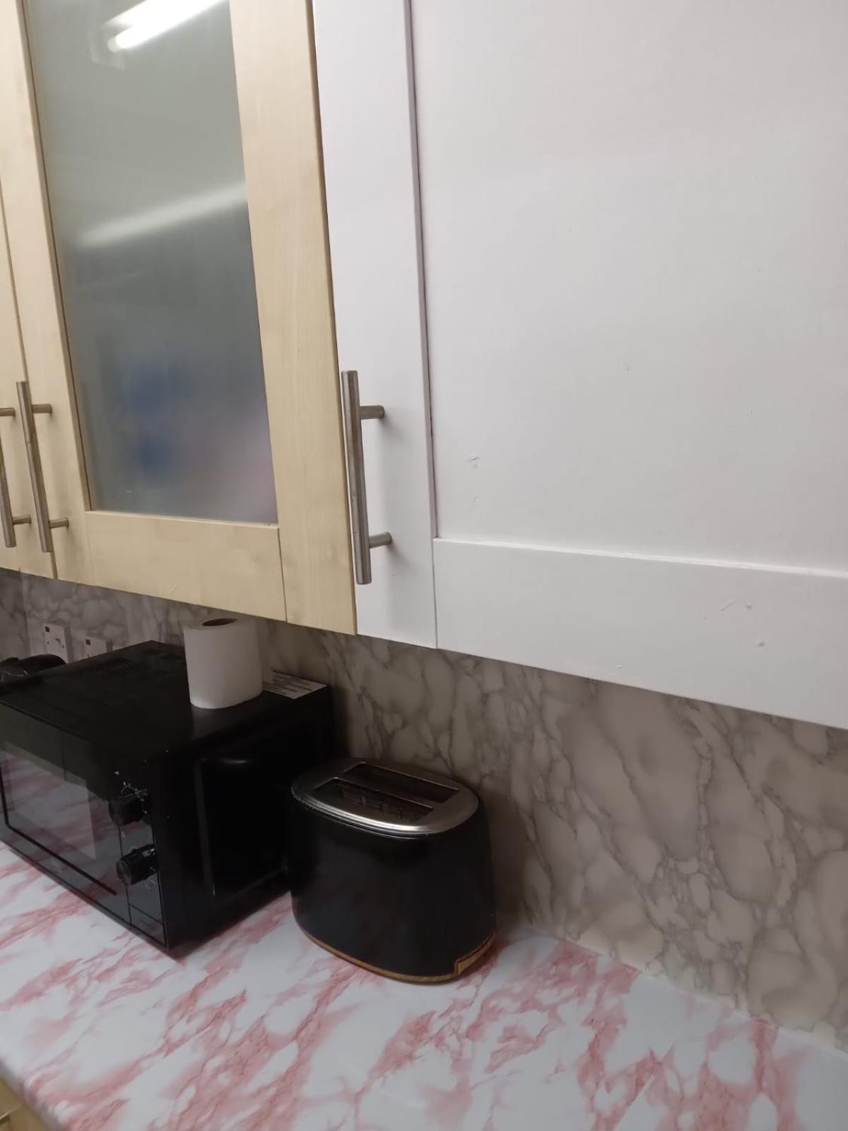 Exclusive Luxurious Double Bedroom In A Beautiful Shared Flat Close To Transit & Grocery Stores Homestay *