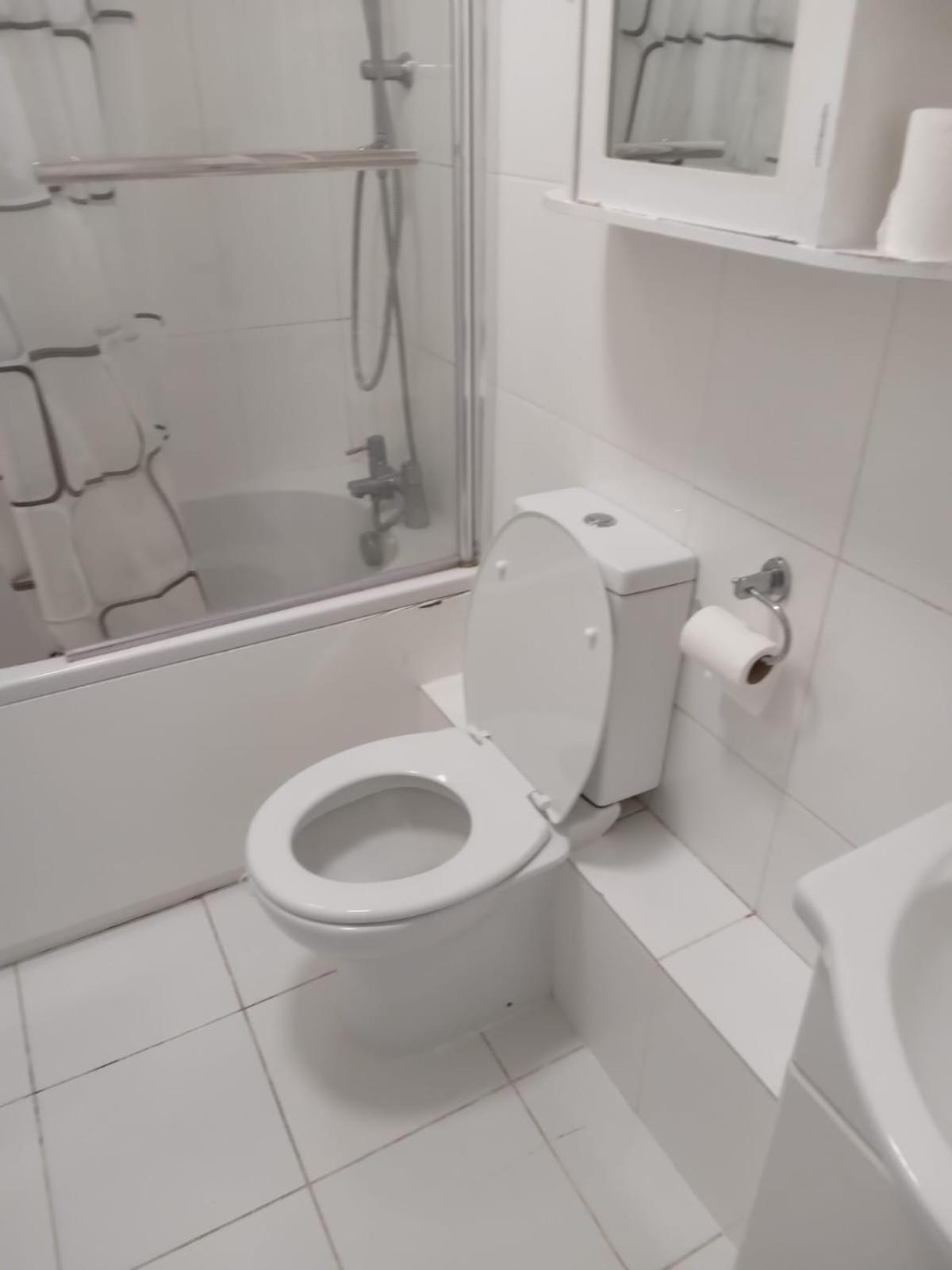 Homestay Exclusive Luxurious Double Bedroom In A Beautiful Shared Flat Close To Transit & Grocery Stores *
