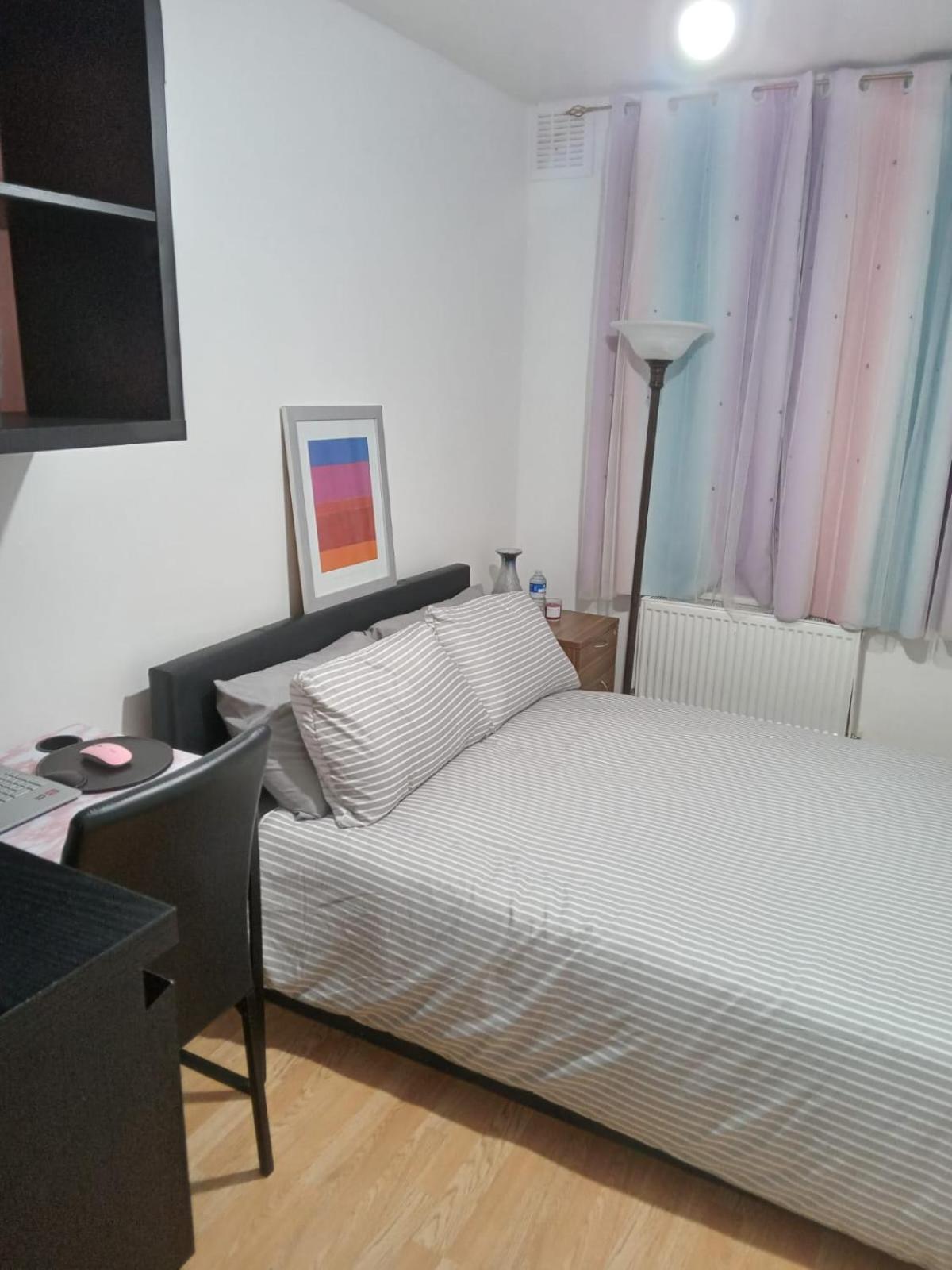 Homestay Exclusive Luxurious Double Bedroom In A Beautiful Shared Flat Close To Transit & Grocery Stores
