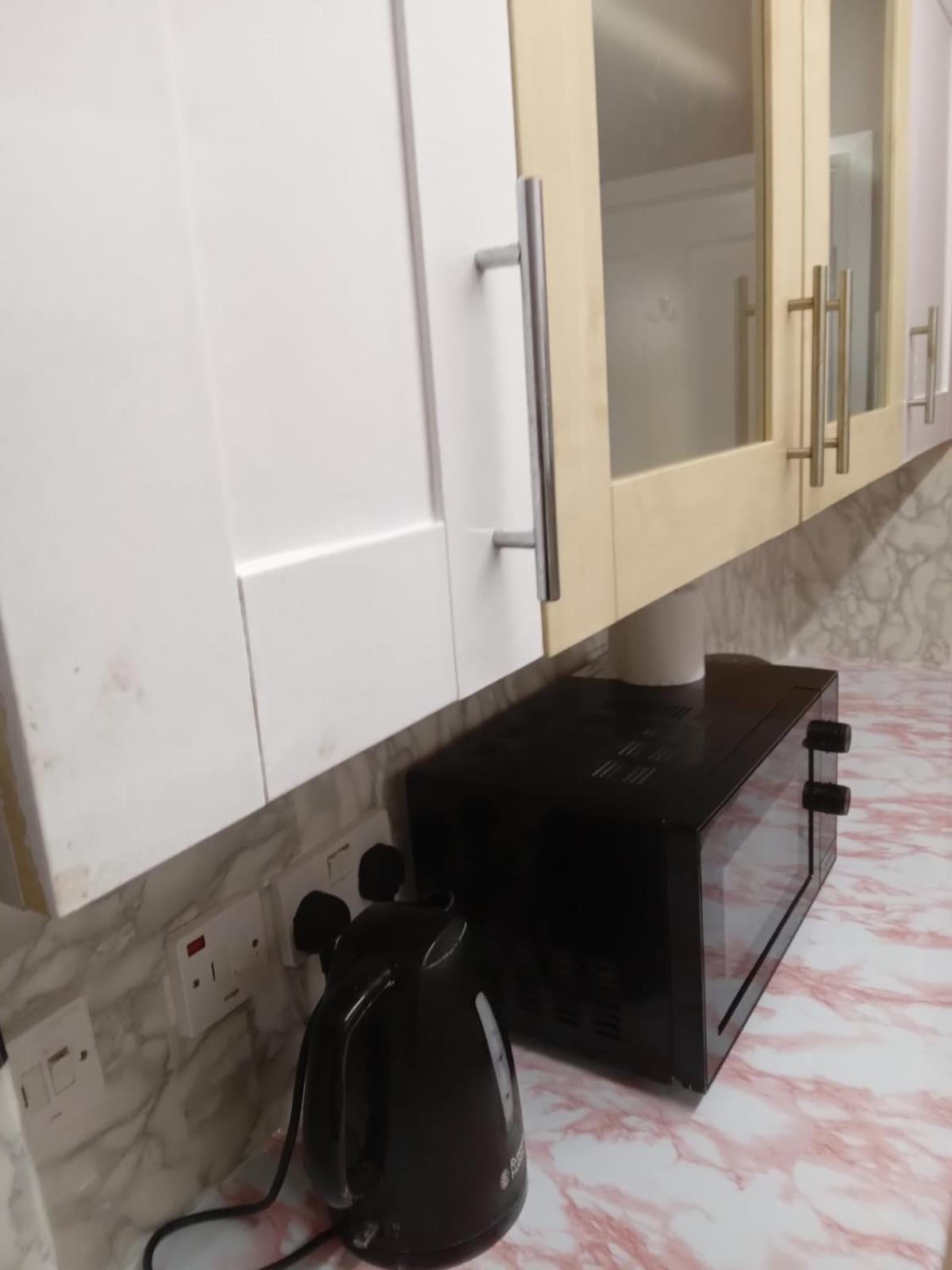 Exclusive Luxurious Double Bedroom In A Beautiful Shared Flat Close To Transit & Grocery Stores Homestay *