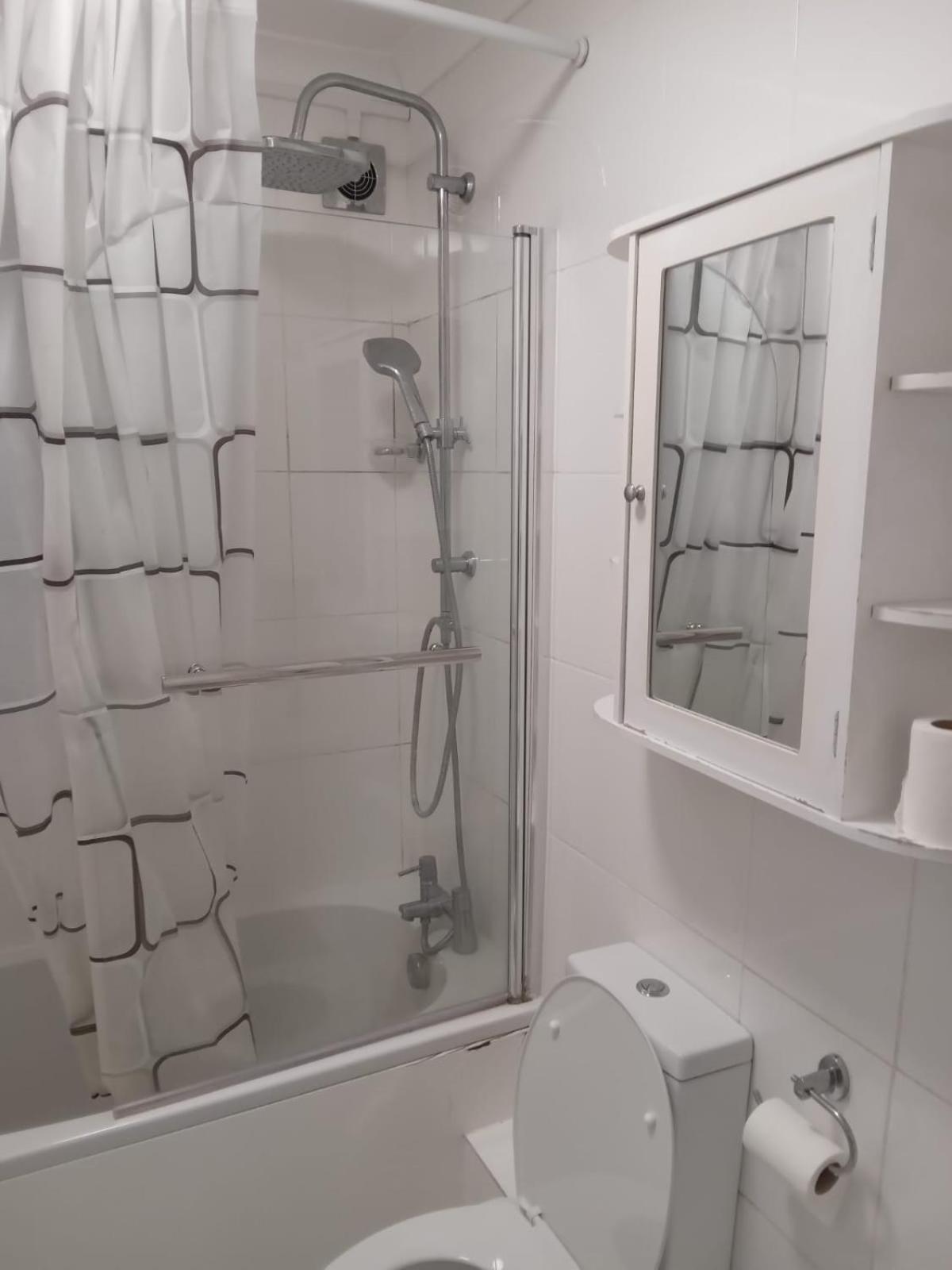 Homestay Exclusive Luxurious Double Bedroom In A Beautiful Shared Flat Close To Transit & Grocery Stores
