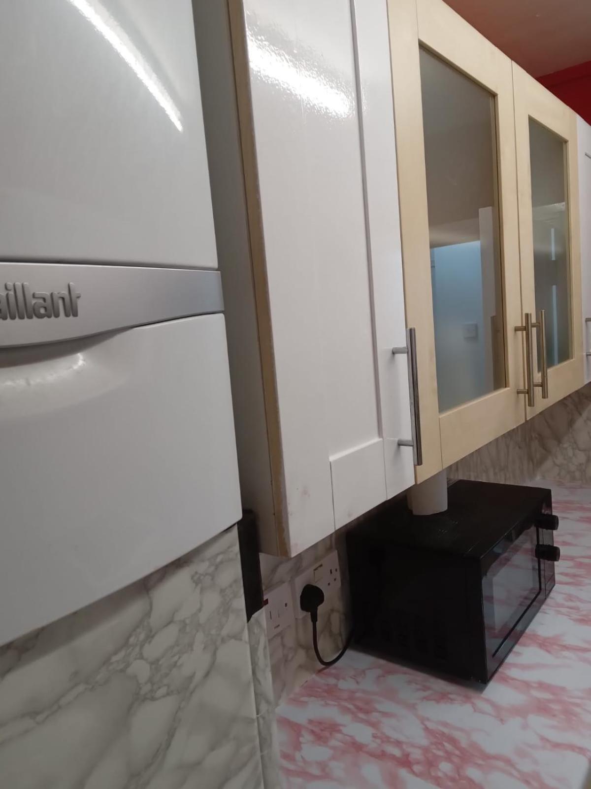 Homestay Exclusive Luxurious Double Bedroom In A Beautiful Shared Flat Close To Transit & Grocery Stores *