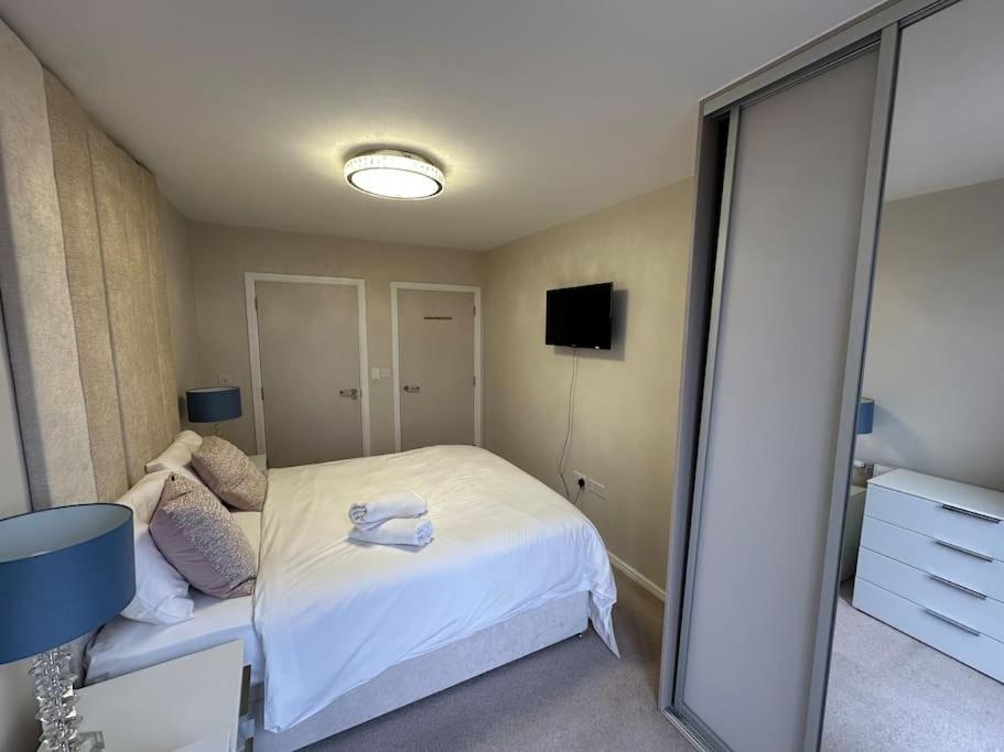 Apartment Away From Two Bed In London