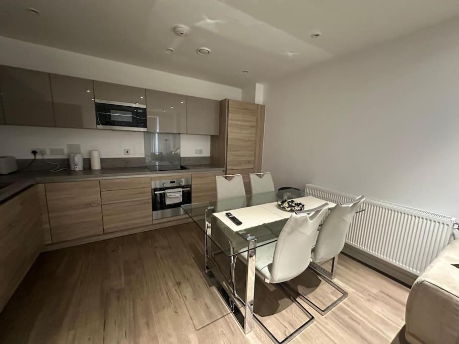 Apartment Away From Two Bed In London
