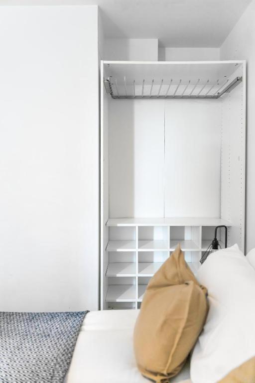 Modern One-bed Apartment, Hallsville Rd London