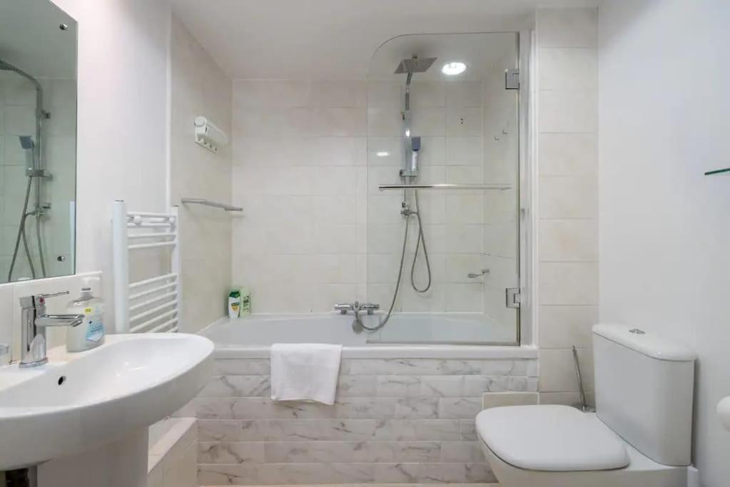 Appartement Modern Luxury Apartment, Sleeps Five, Barons Court Londen
