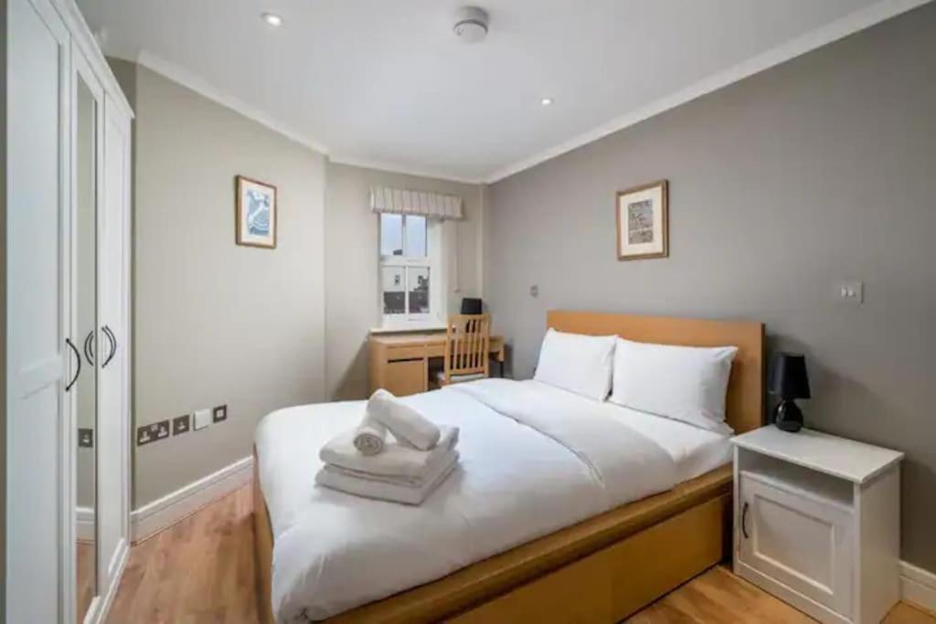 Appartement Modern Luxury Apartment, Sleeps Five, Barons Court Londen