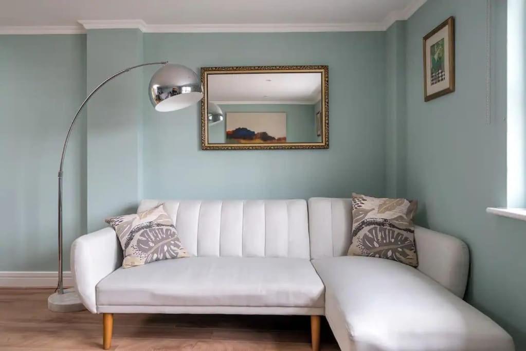Modern Luxury Apartment, Sleeps Five, Barons Court * Londen