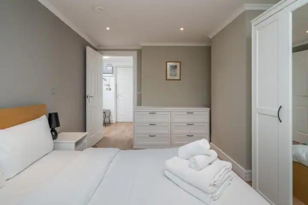 Modern Luxury Apartment, Sleeps Five, Barons Court Appartement Londen