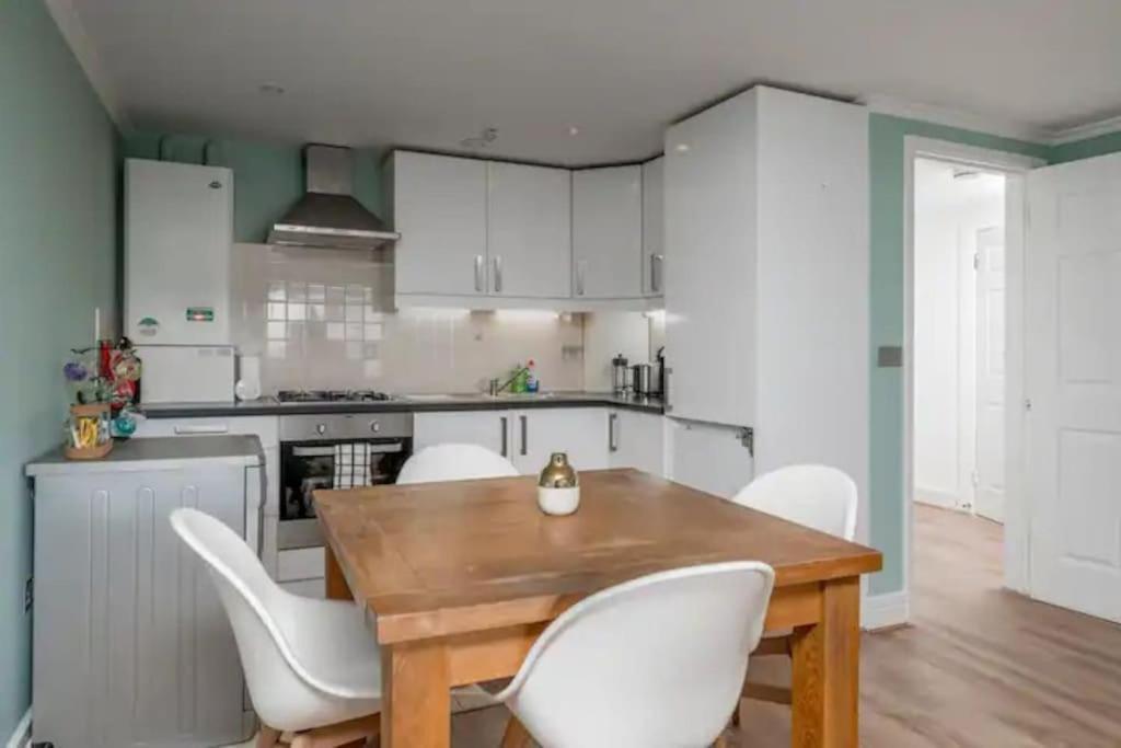 Modern Luxury Apartment, Sleeps Five, Barons Court Appartement Londen