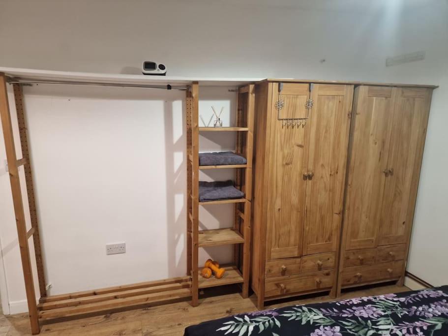 Comfortable In Wembley Apartment *