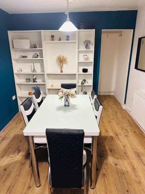 Comfortable In Wembley Apartment *
