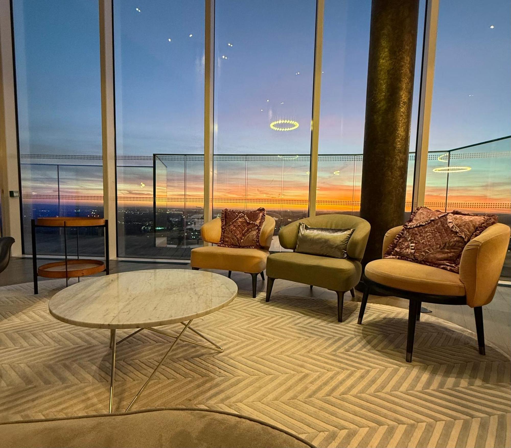 Luxury In Canary Wharf Centre With Private Balcony, And 360 Skyline View Apartment London