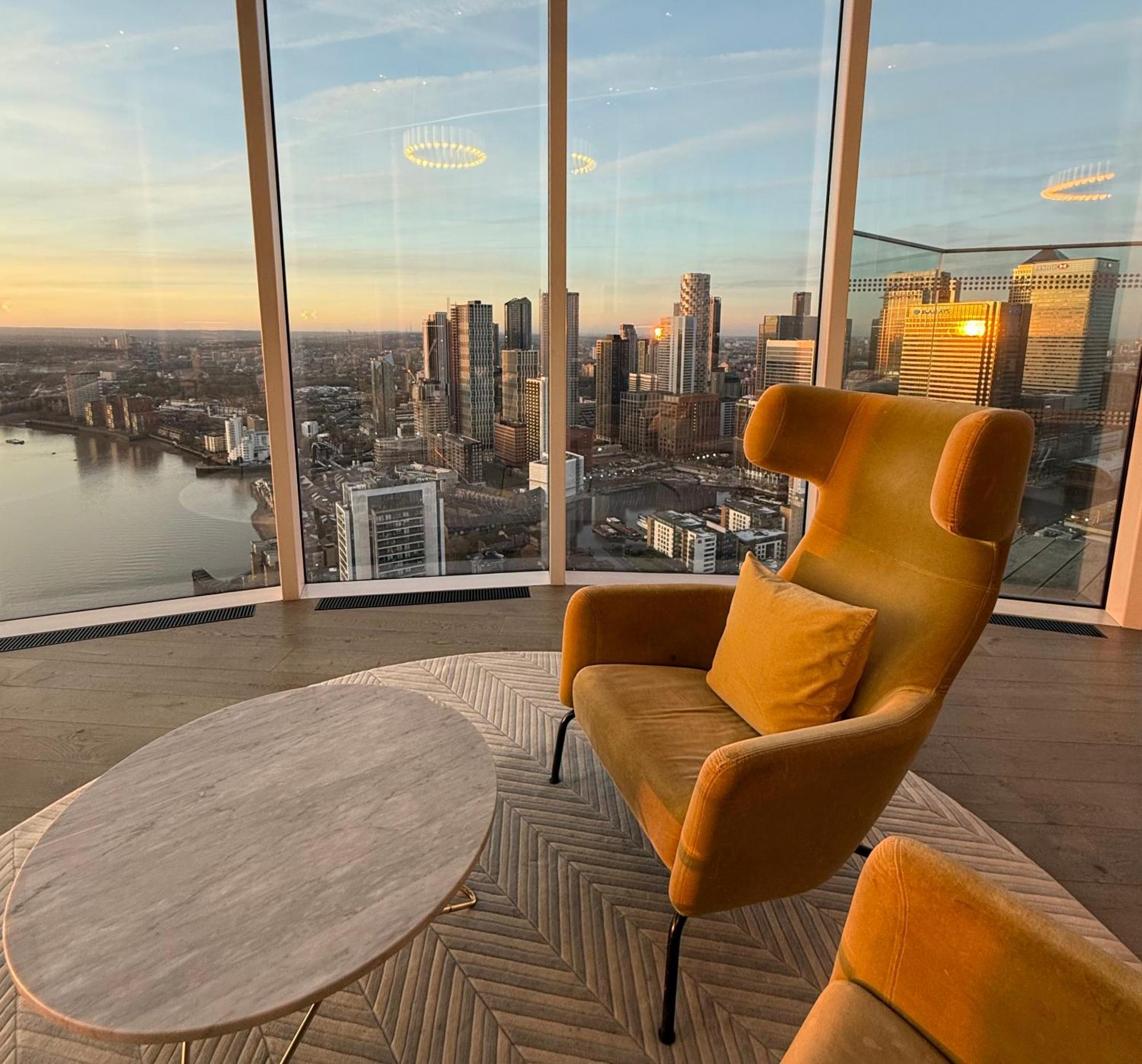 Luxury In Canary Wharf Centre With Private Balcony, And 360 Skyline View London