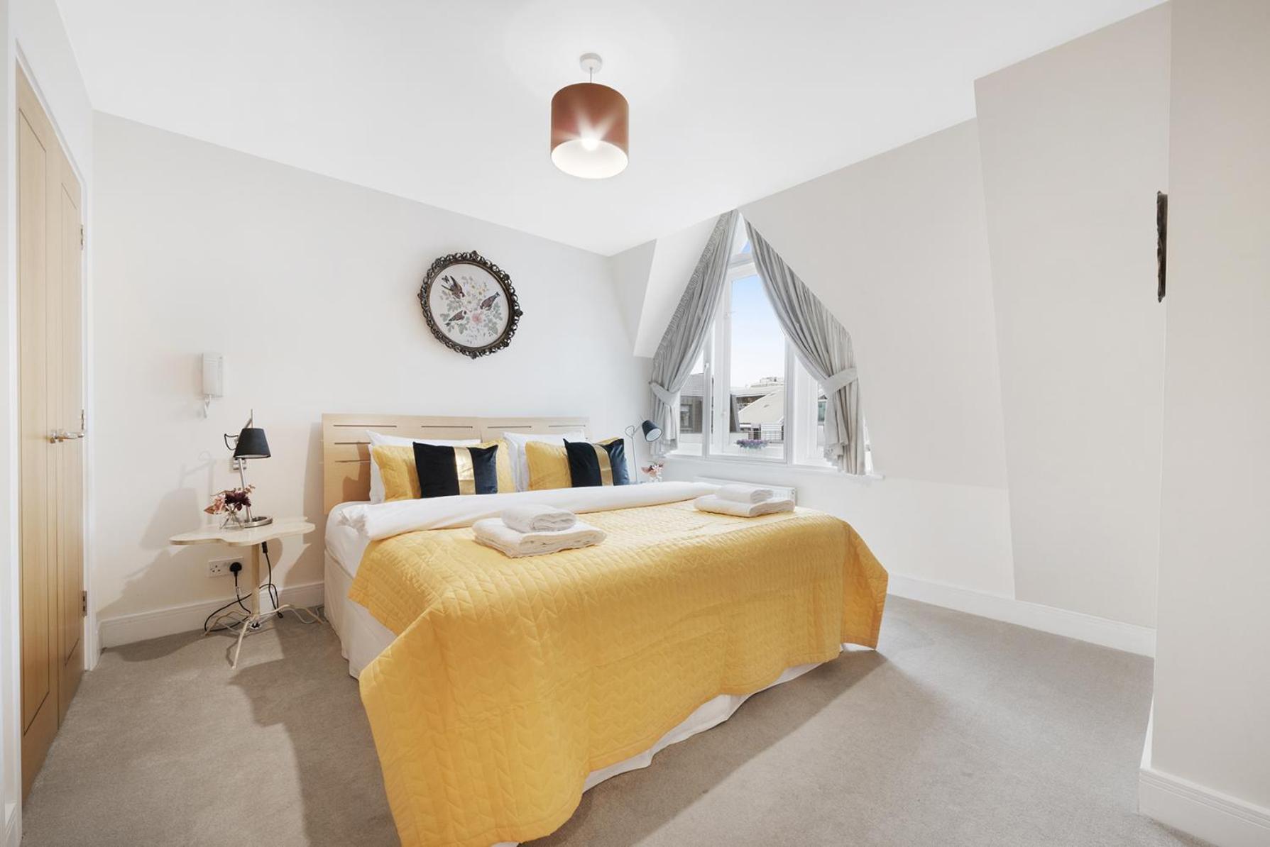 Farringdon Penthouse Spacious 3 Bedroom 2 Bath Apartment *