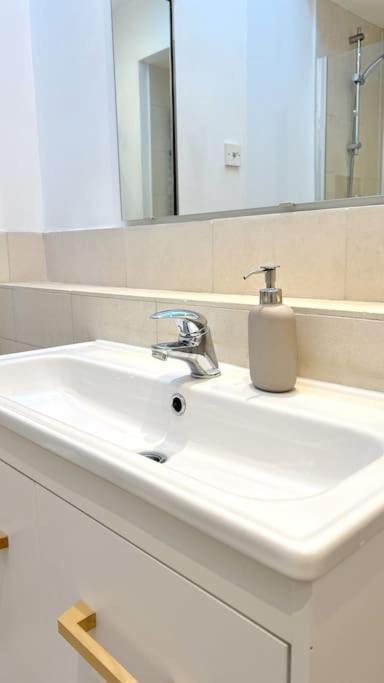 Apartment 3 Bedroom In Victoria,