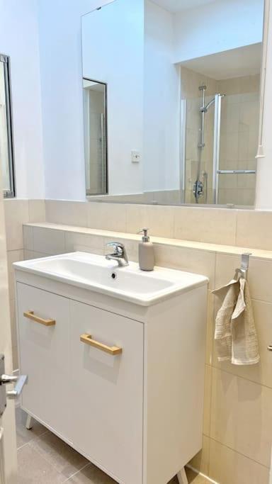 3 Bedroom In Victoria, Apartment London