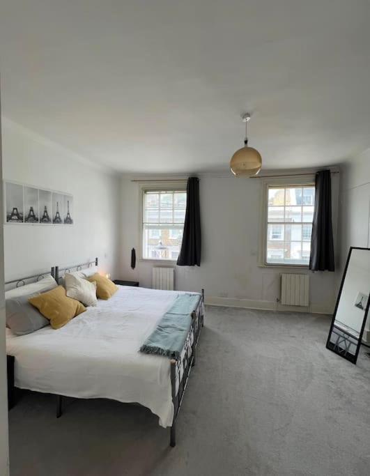 3 Bedroom In Victoria, *