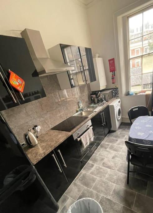 3 Bedroom In Victoria, * London