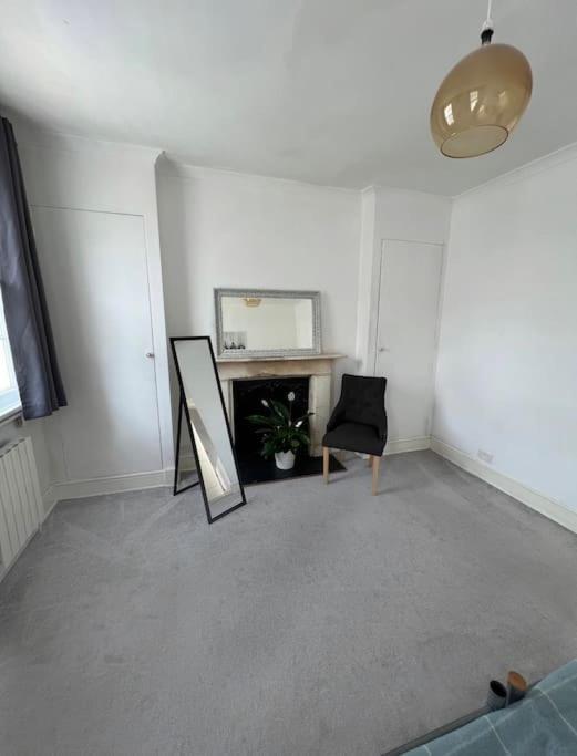 3 Bedroom In Victoria, Apartment London