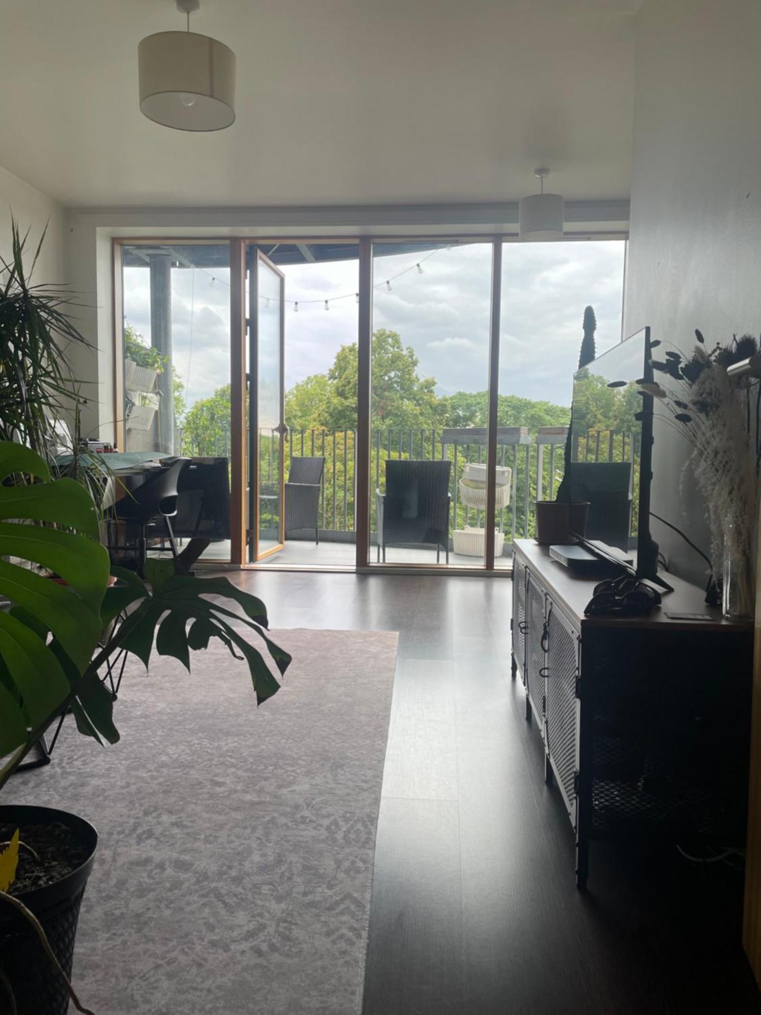 Private In A Shared Flat *