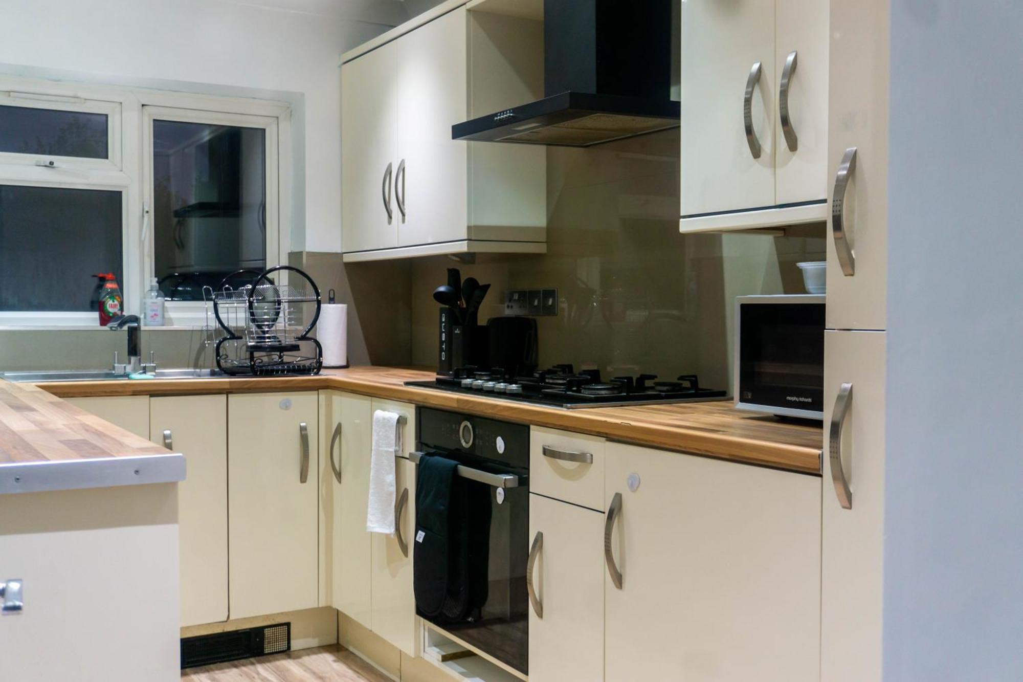 Modern, Cozy 3-bed House In Perfect For Families, Contractors And Groups! Apartment London