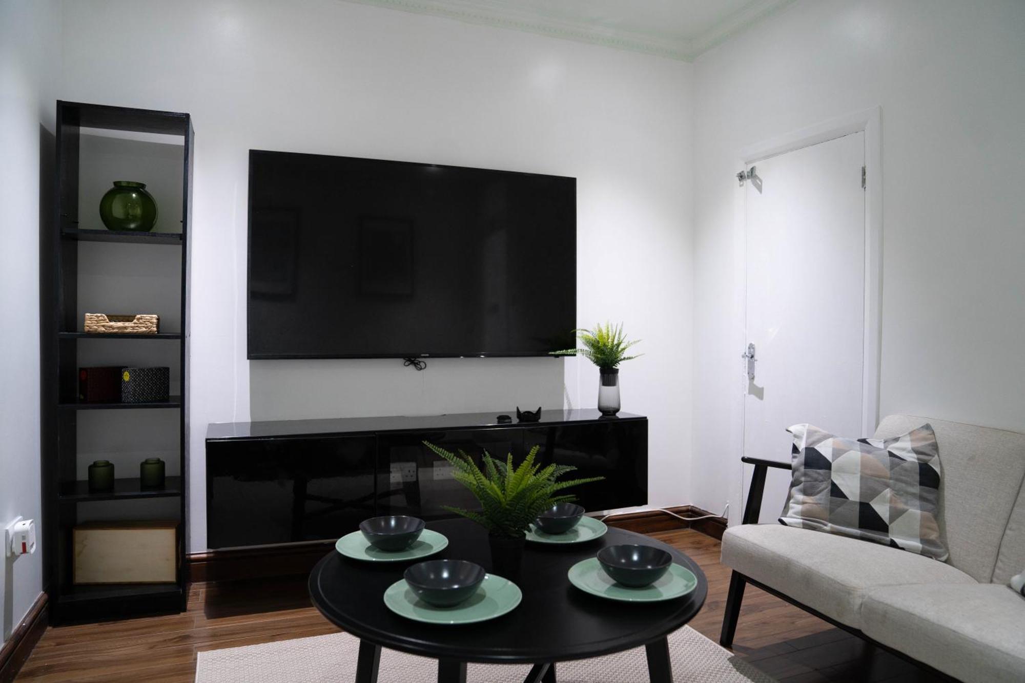 Modern, Cozy 3-bed House In Perfect For Families, Contractors And Groups! London